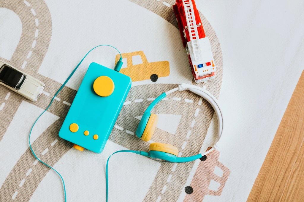 ma fabrique à histoires et le casque octave, les compagnons idéals des trajets pour enfants.